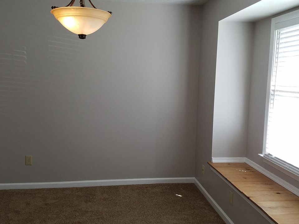 1st image of 102 Crestwood Ct
