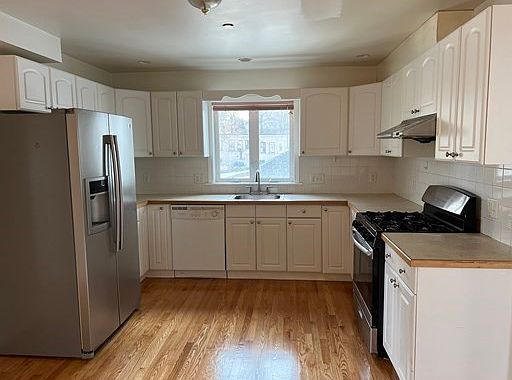 1st image of 304 Safford St #1