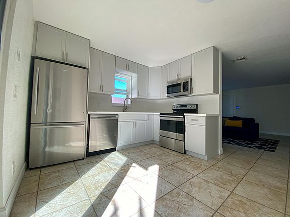 4th image of 1129-1131 N Andrews Ave