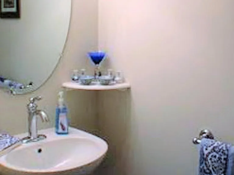 1st floor 1/2 bath