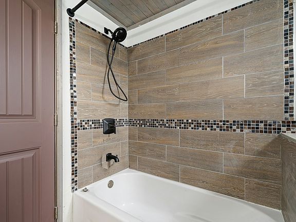 4th image of 215 S 11th St #1