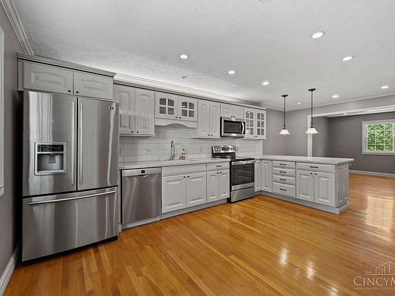 3rd image of 469 Maple Circle Dr