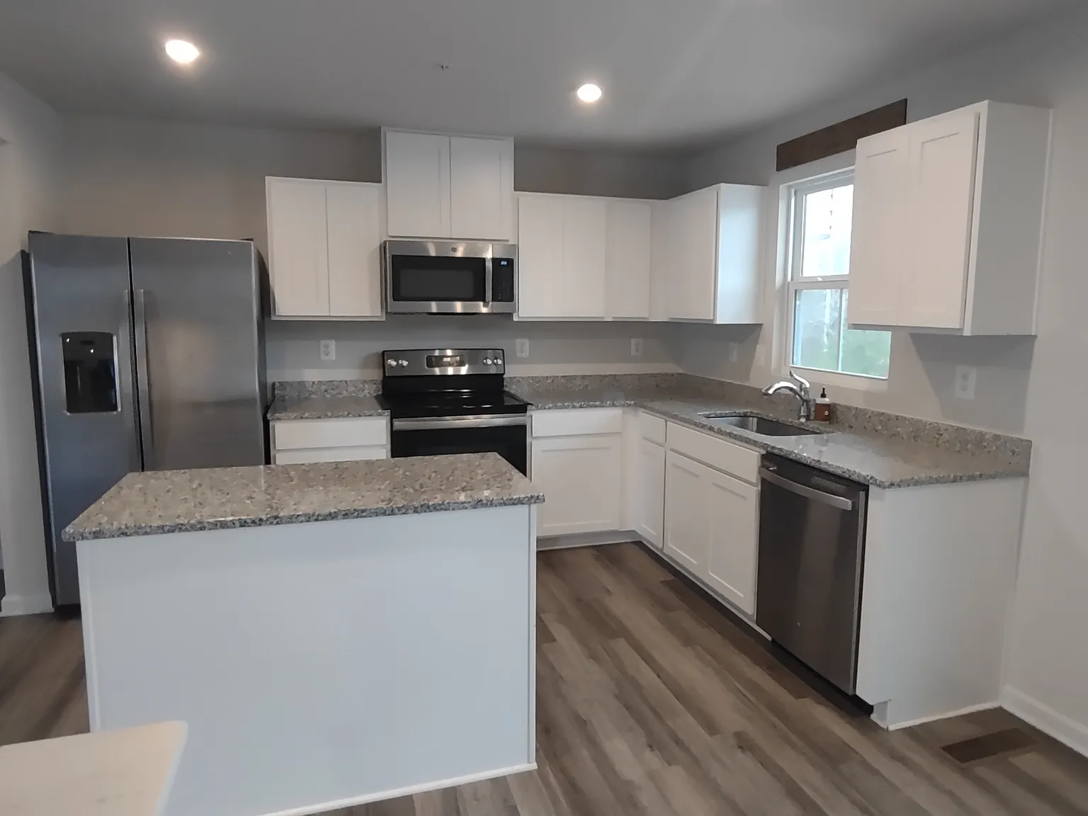 3 bed, 2.5 bath, 1220 sqft, $2,295 — Photo 4