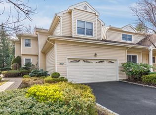 406 Links Dr, Roslyn, NY 11576