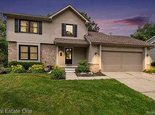 964 Abbey Ln, Milford, MI 48381