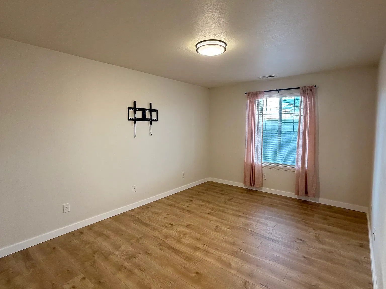 2 bed, 1051 sqft, $2,000 — Photo 4