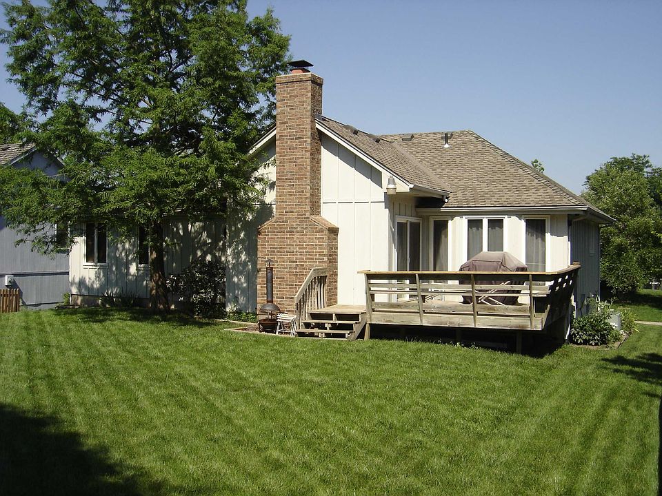 2nd image of 504 NE Bristol Dr