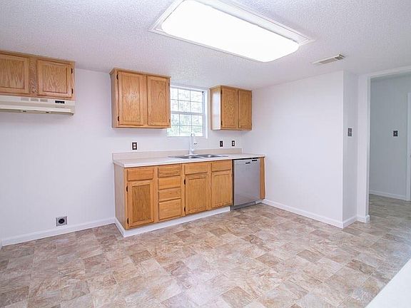 5th image of 25 Woodland Hills Dr