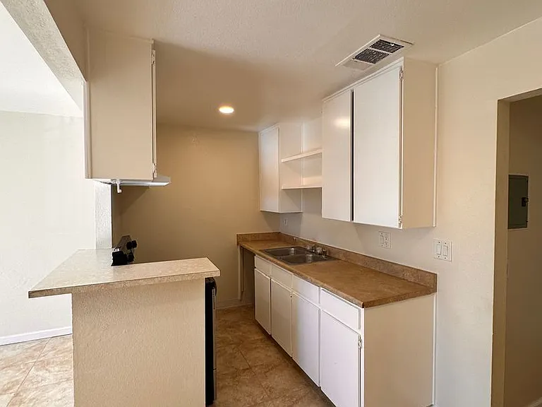1405 E Lynwood Dr — Photo 5