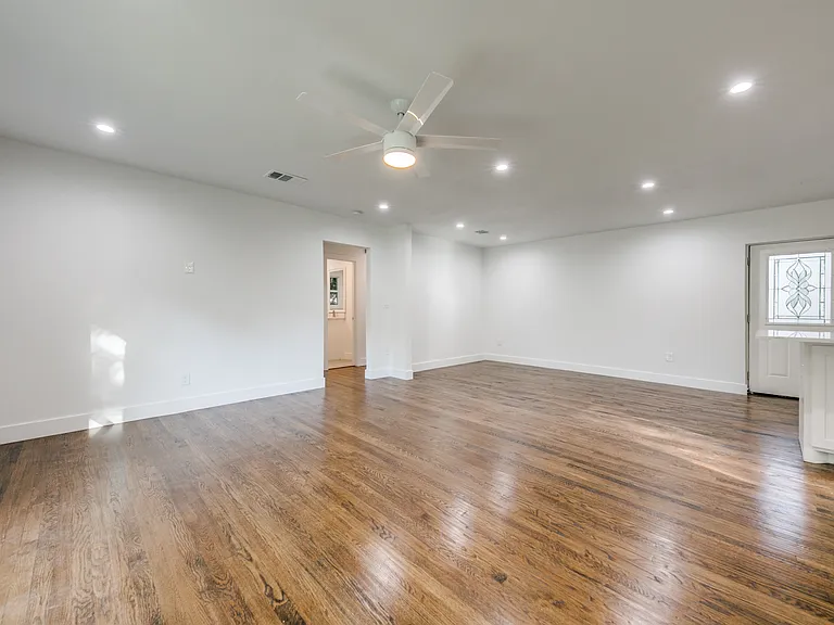 9046 Forest Hills Blvd — Photo 3