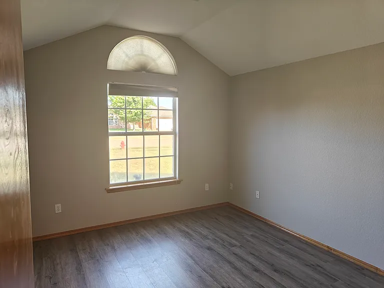 712 McConnell Dr — Photo 9
