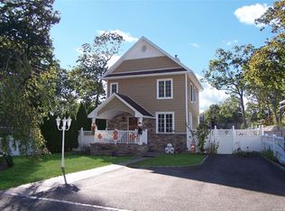 28 Orienta Ave, Lake Grove, NY 11755