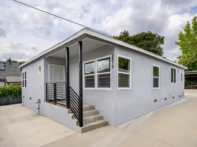 2519 Manhattan Ave — Photo 1