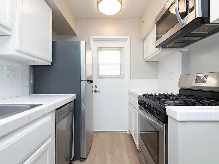 200-206 W Maple St #C — Photo 5