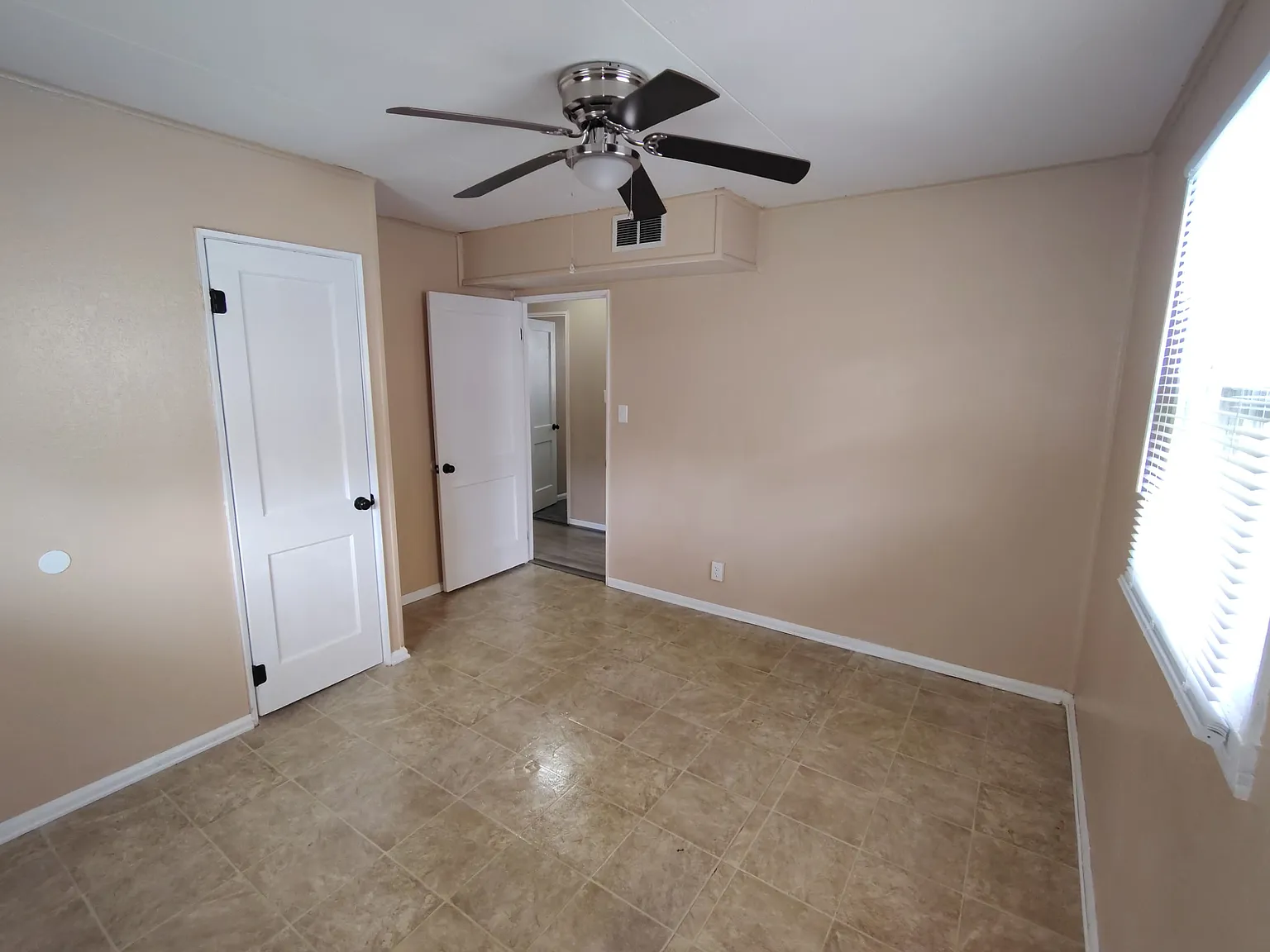 3 bed, 840 sqft, $1,100 — Photo 4