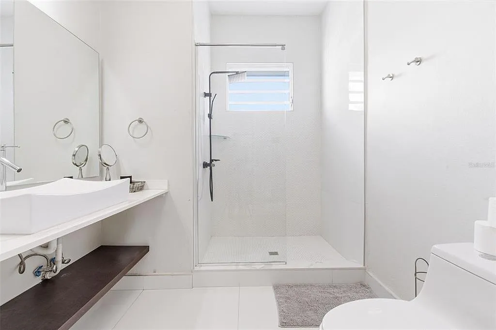 3 bed, 2.0 bath, 1411 sqft, $5,200 — Photo 3