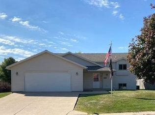 575 Cindy St, Windom, MN 56101