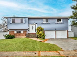 1018 North Dr, Merrick, NY 11566