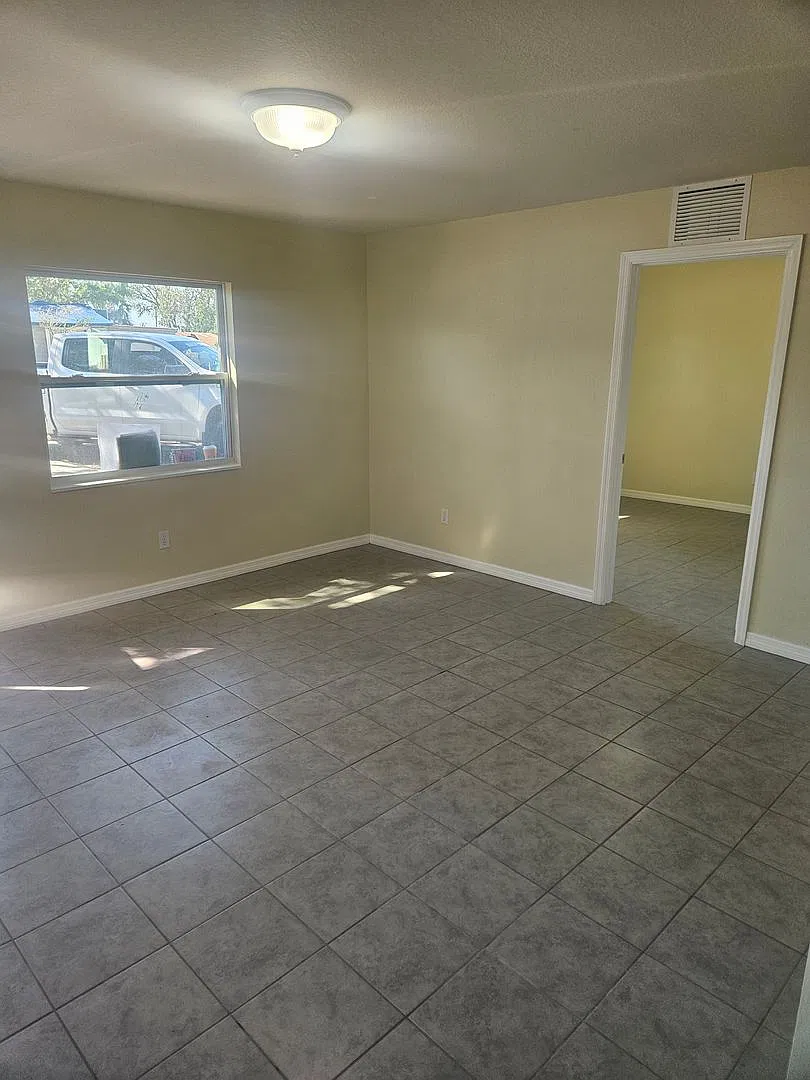 3/2 DUPLEX — Photo 2