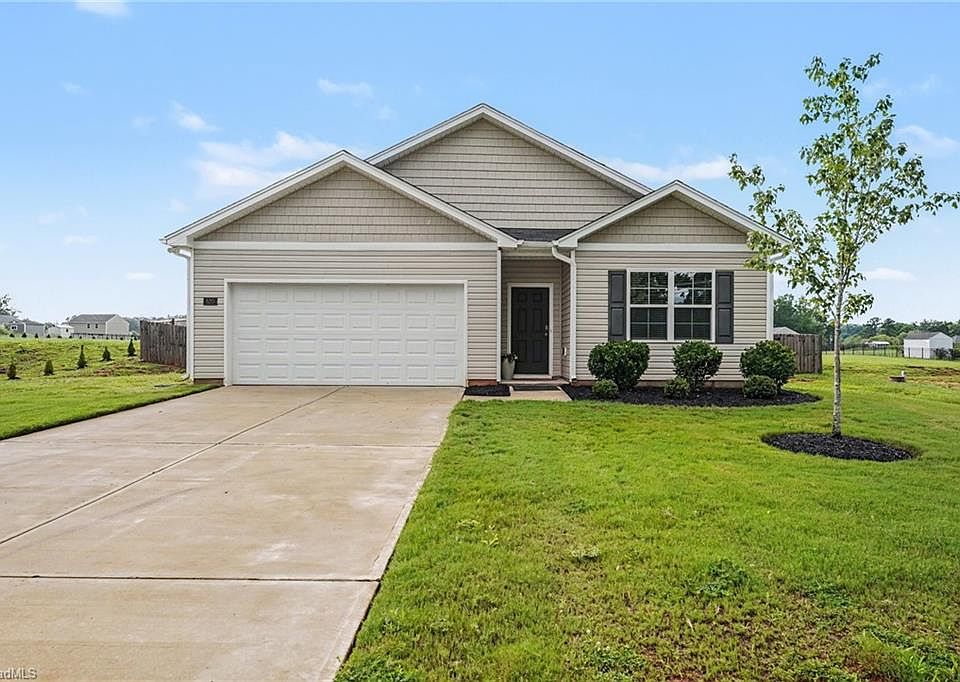 1st image of 620 Hickory Point Dr