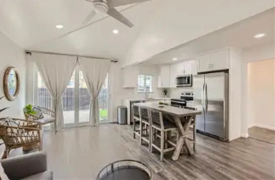 829 Tait St — Photo 2