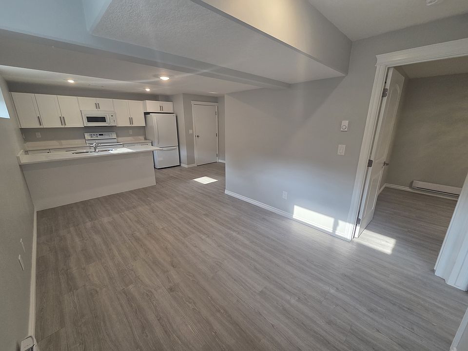 1st image of 112 Ash St E