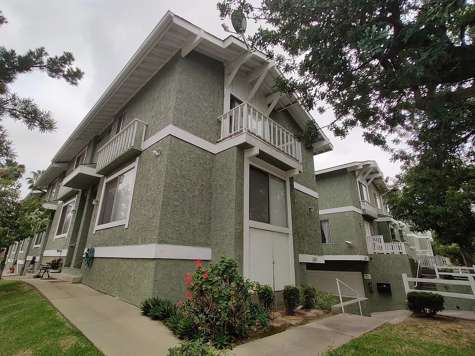 2202 E Villa St #4