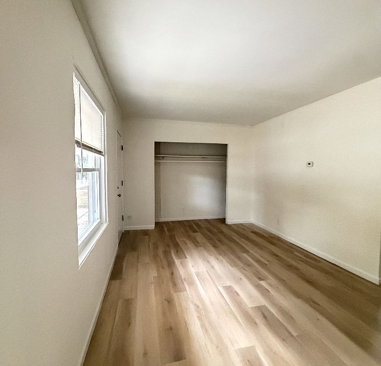 5268 S Wayne Rd, photo 2