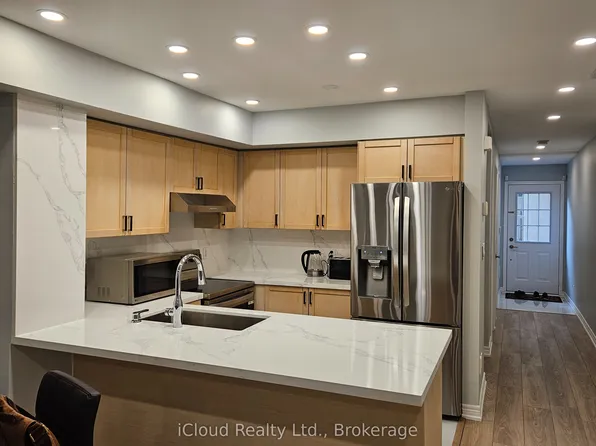 285 Antibes Dr #11, Toronto, ON M2R 3X9