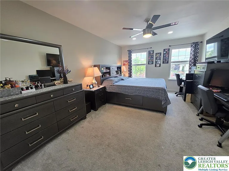 1052 Kingston Ln — Photo 45
