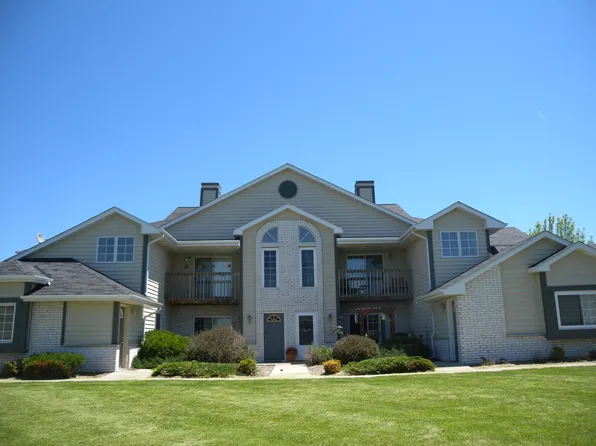 W240N2578 E Parkway Meadow Cir #2U, Pewaukee, WI 53072