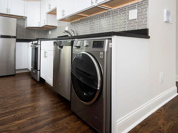3rd image of 923 W Waveland Ave APT 3