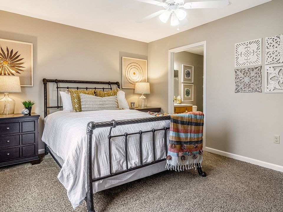 Large Main Bedroom with En-suite Bathroom & Closet