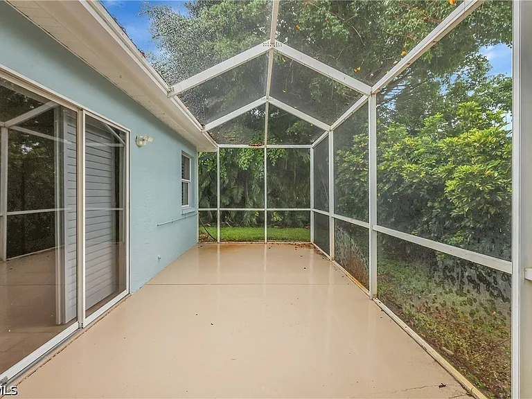 22203 Seashore Cir — Photo 42