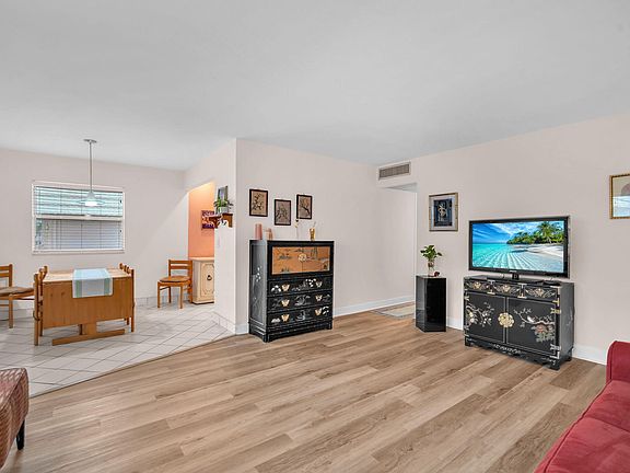 4th image of 716 Saxony Place #O