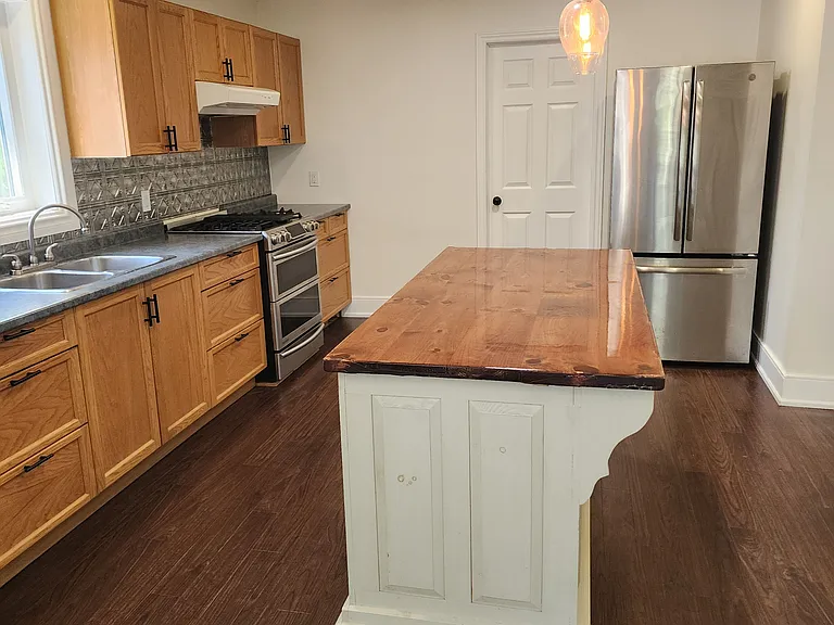 206 Caradoc St S — Photo 5