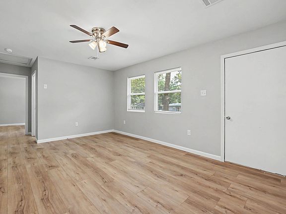 4th image of 8 Durham Dr
