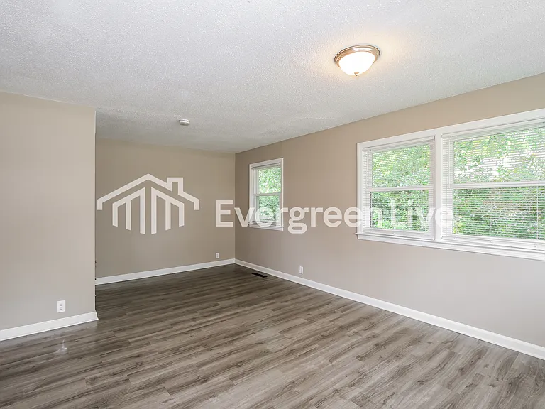1114 Evans Rd — Photo 12