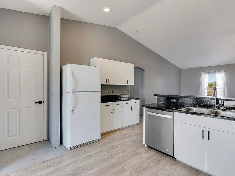 4305 NE 20th Pl — Photo 2
