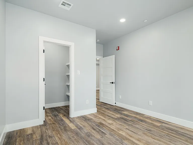 342 W Queen Ln #3 — Photo 10