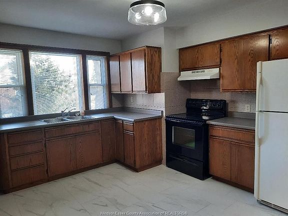 4th image of 1120 Vimy Ave