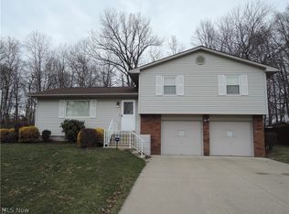 1731 Rosalyn Dr, Mineral Ridge, OH