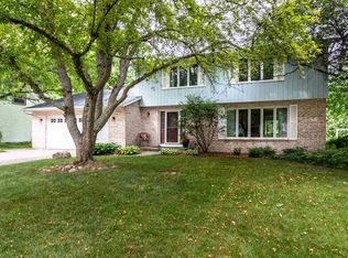 2761 S Le Capitaine Cir, Green Bay, WI 54302