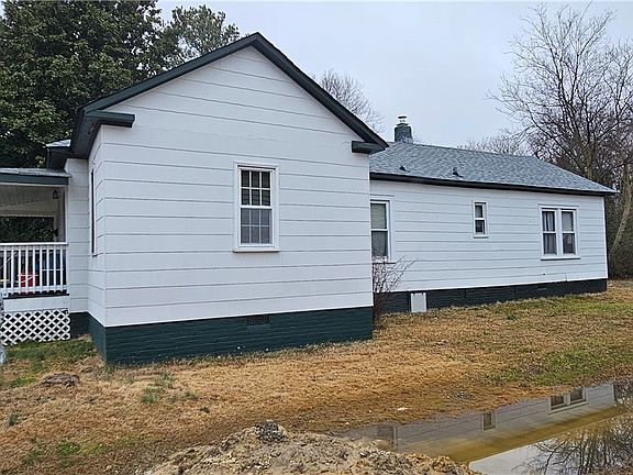 3rd image of 611 Brown Ave