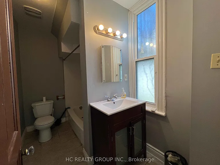 416 Oxford St E #MAIN FLOOR — Photo 8
