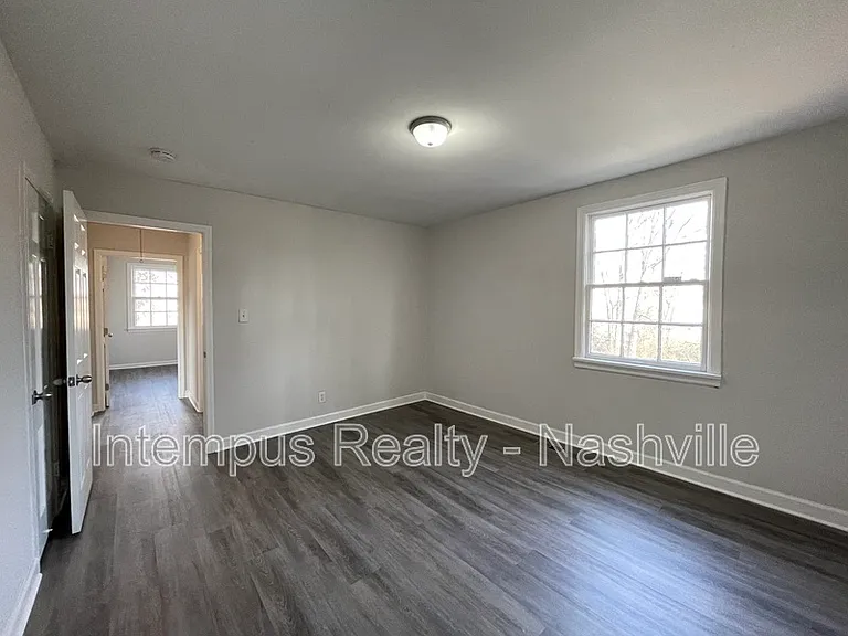 109 W Trinity Ln — Photo 17
