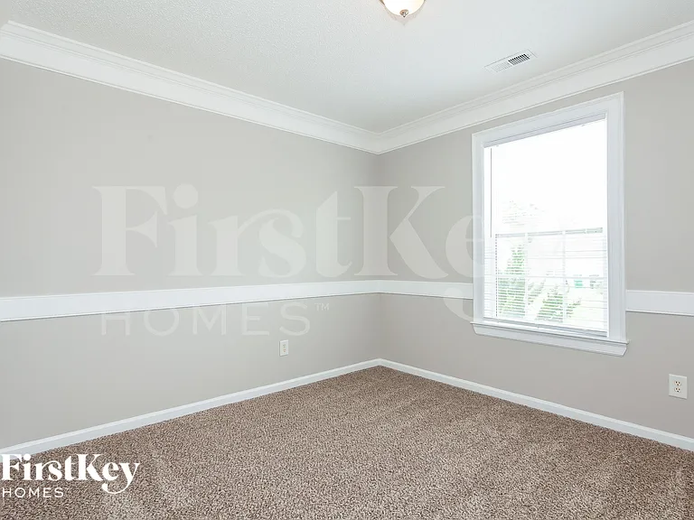 2422 Fairstone Ave — Photo 9