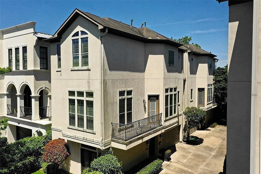 3 bed, 3.5 bath, 2413 sqft, $4,300 — Photo 1