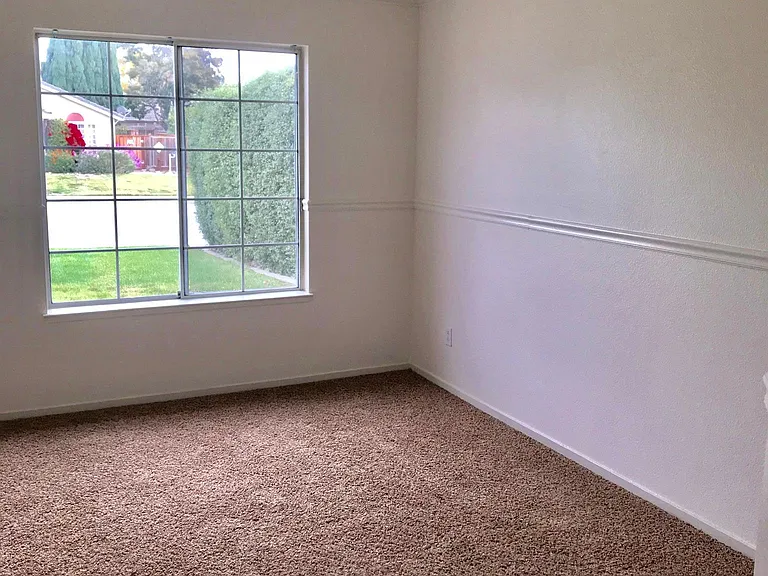 940 Laguna Ct — Photo 17