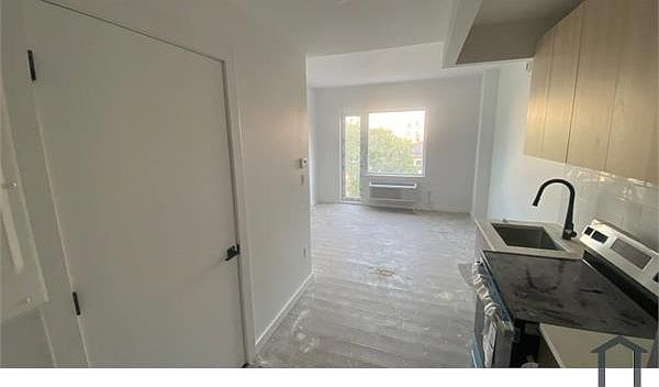 2nd image of 2103 Union St #3F